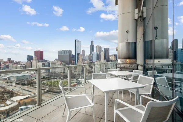 $4,100 | 340 East Randolph Street, Unit 500, Chicago, IL 60601