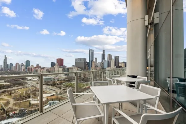 $4,100 | 340 East Randolph Street, Unit 500, Chicago, IL 60601