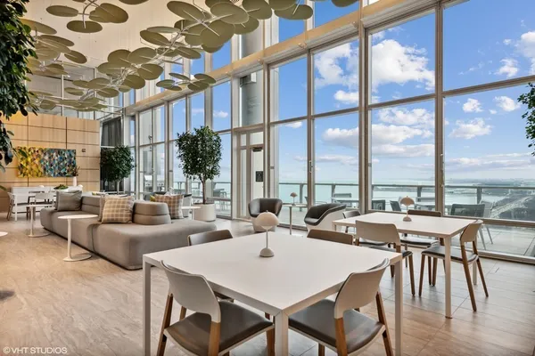 $4,100 | 340 East Randolph Street, Unit 500, Chicago, IL 60601