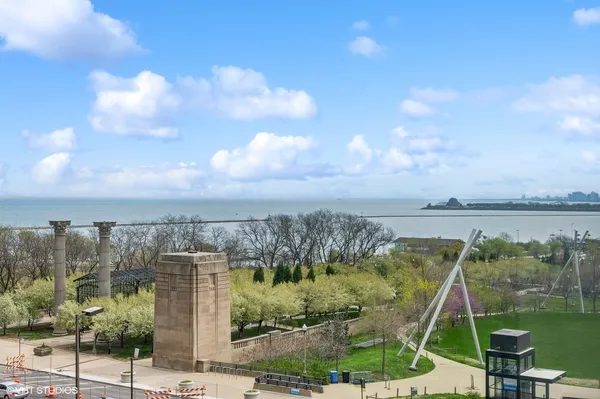 $4,100 | 340 East Randolph Street, Unit 500, Chicago, IL 60601