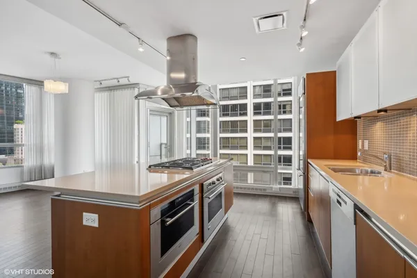 $4,100 | 340 East Randolph Street, Unit 500, Chicago, IL 60601