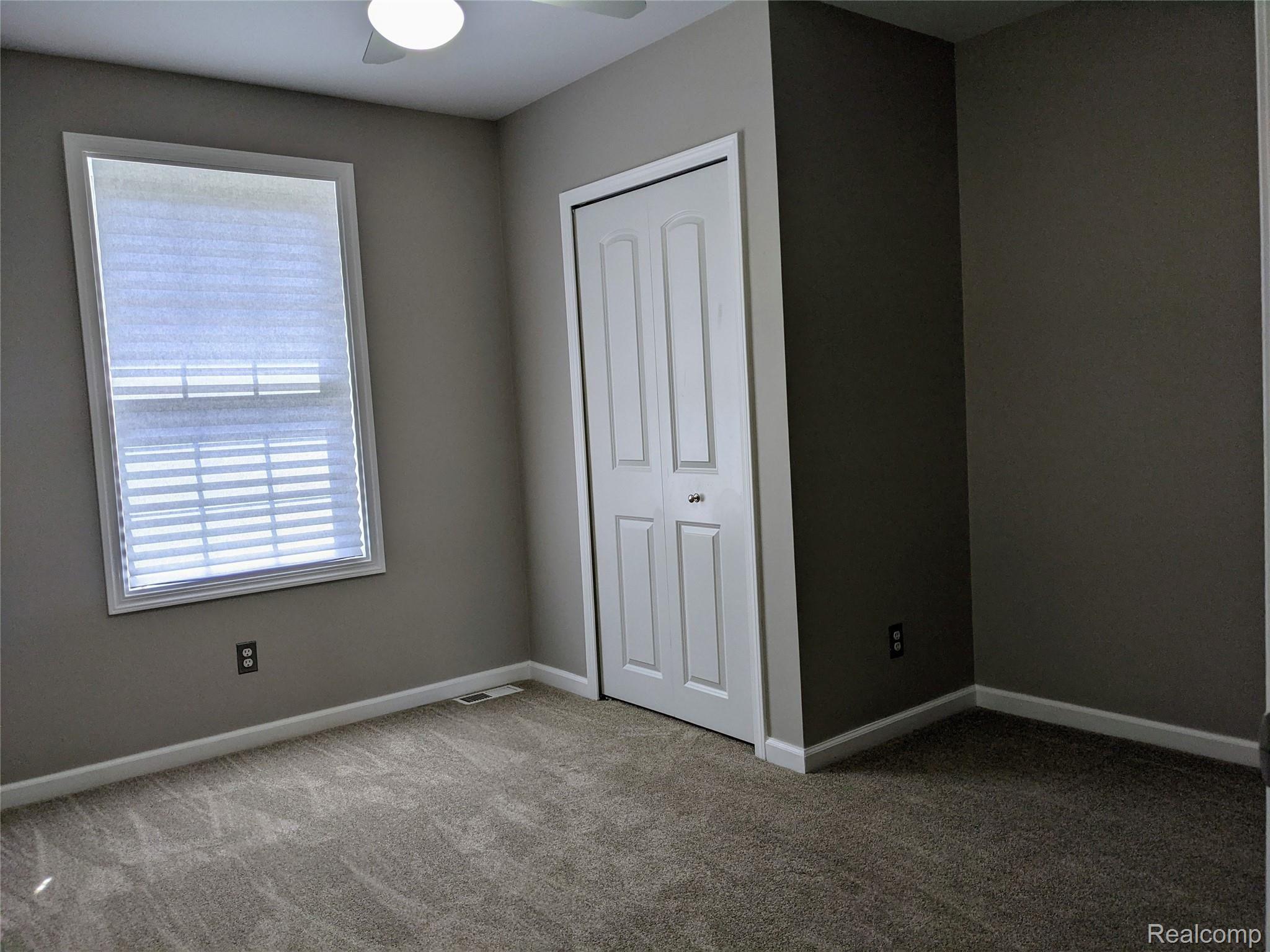 67 North Roslyn Road Waterford, MI 48328 - Photo 12 of 23 Bedroom 3