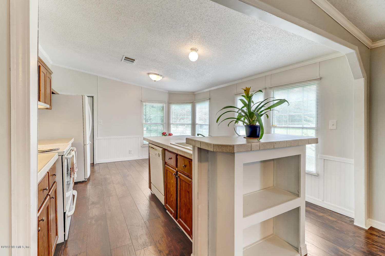 85354 Winona Bayview Road Yulee, FL 32097 - Photo 13 of 27 a hallway with washer and dryer