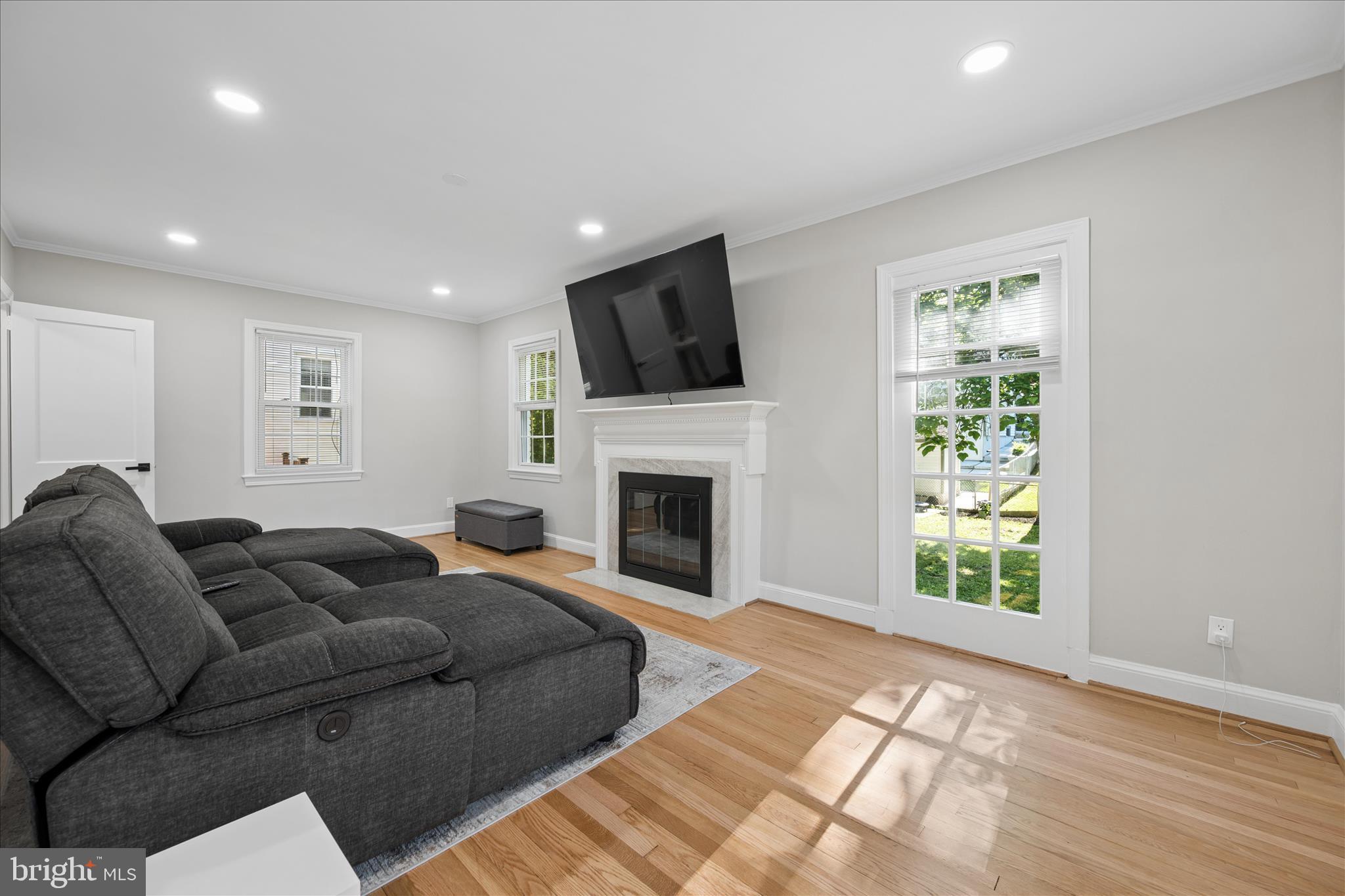 1515 Dennis Avenue Silver Spring, MD 20902 - Photo 5 of 65 Living Room