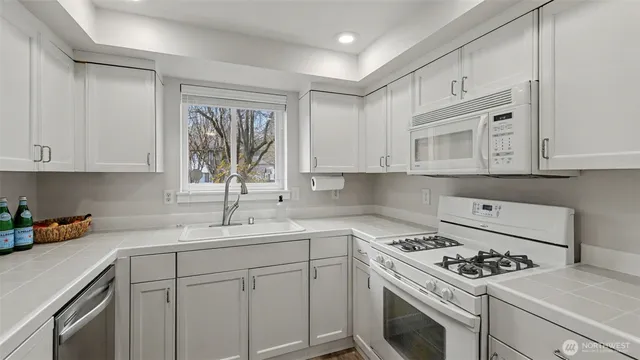 $480,000 | 250 Northwest Dogwood Street, Unit E102, Issaquah, WA 98027