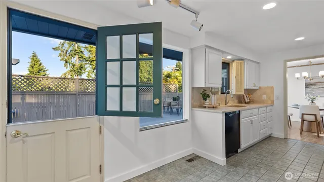 $3,388,000 | 2404 79th Avenue Northeast, Medina, WA 98039