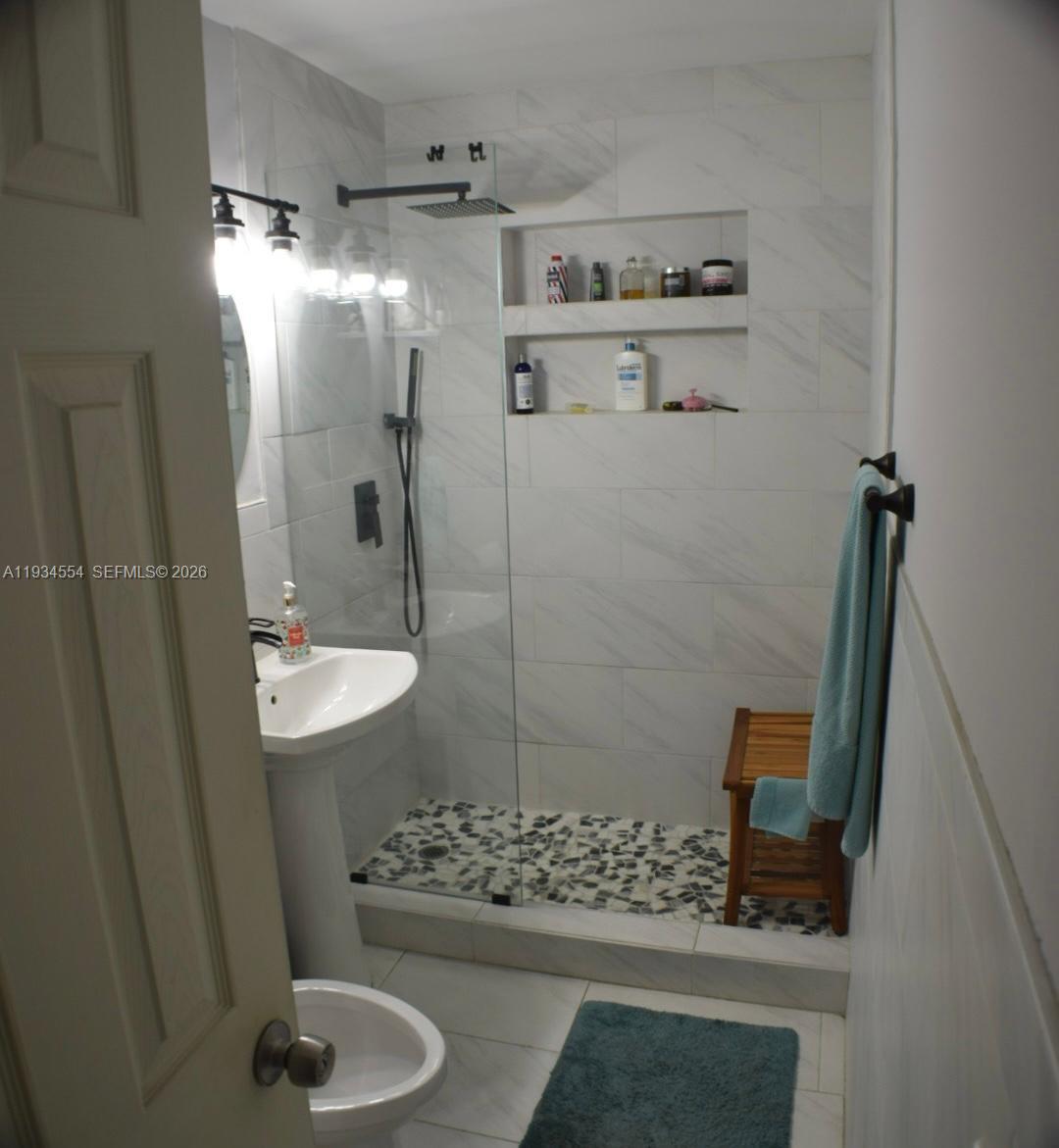 630 Northeast 165th Street Miami, FL 33162 - Photo 18 of 36 2nd bathroom