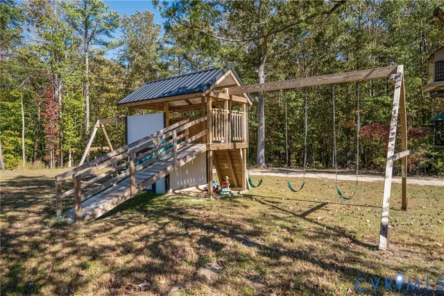 a view of a house with backyard