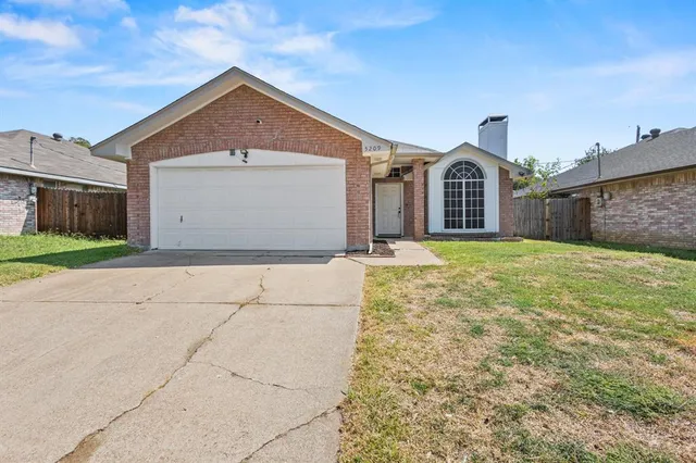 $2,100 | 5209 Livermore Drive, Arlington, TX 76017