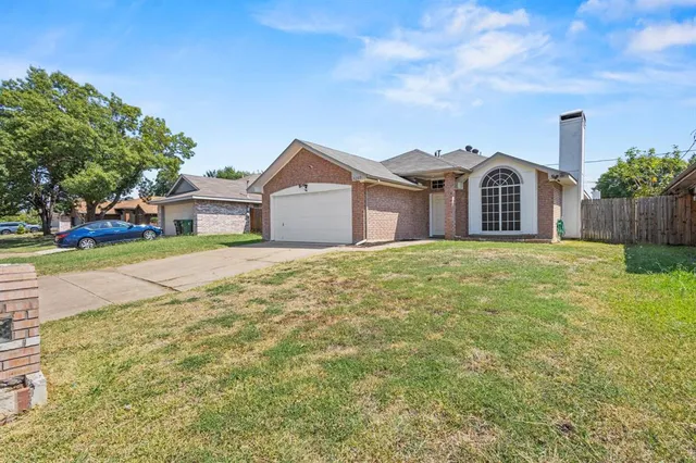 $2,100 | 5209 Livermore Drive, Arlington, TX 76017