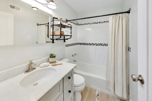 $150,000 | 5415 North Sheridan Road, Unit 3203, Chicago, IL 60640