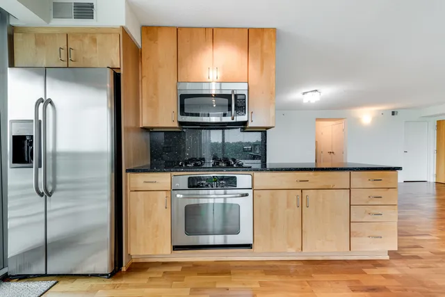 $4,300 | 9725 Woods Drive, Unit 802, Skokie, IL 60077