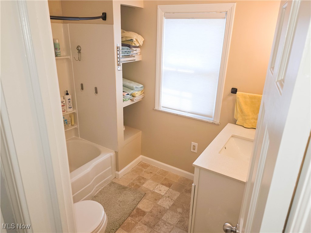 2415 Channing Road Cleveland, OH 44118 - Photo 15 of 28 Upstairs common bathroom
