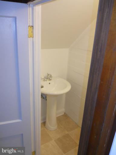 506 Coventry Road Baltimore, MD 21229 - Photo 14 of 19 Bath