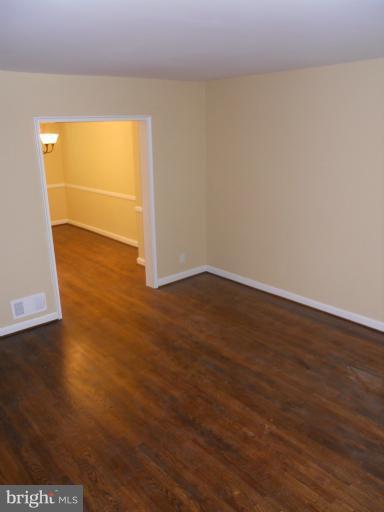 506 Coventry Road Baltimore, MD 21229 - Photo 17 of 19 Living Room