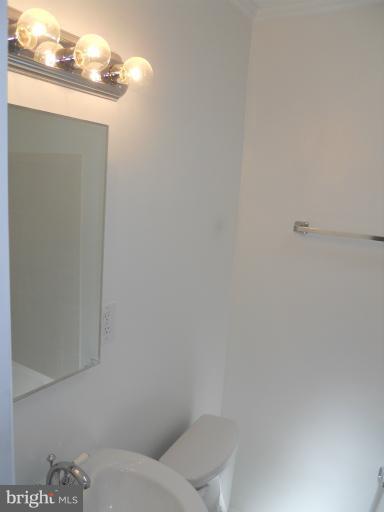 506 Coventry Road Baltimore, MD 21229 - Photo 4 of 19 Bath