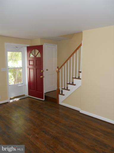 506 Coventry Road Baltimore, MD 21229 - Photo 6 of 19 Living Room