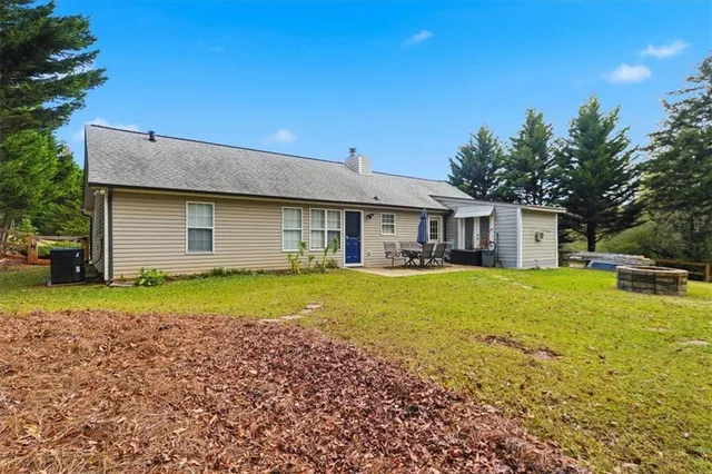 a view of a house with a backyard