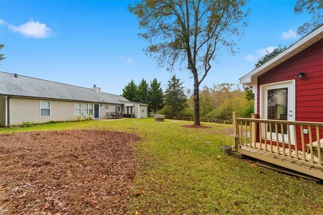 a view of a house with a yard