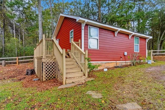 a view of a pathway of a house with wooden fence