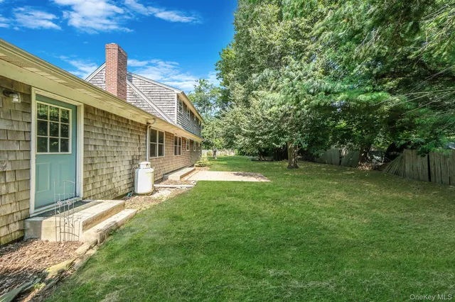 a view of backyard with a garden and trees