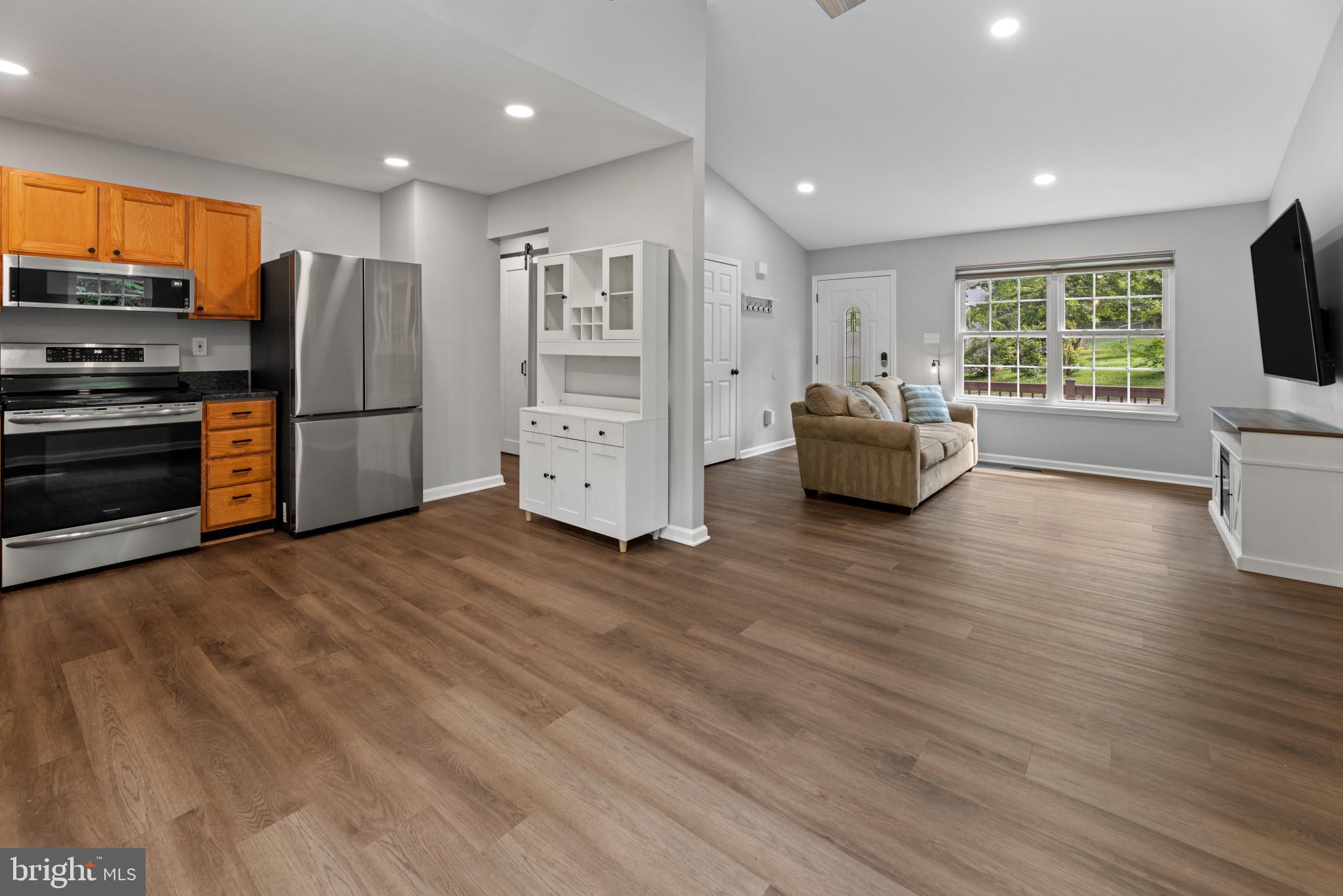 8973 Round Top Road Manassas, VA 20112 - Photo 5 of 46 Bright and airy spaces