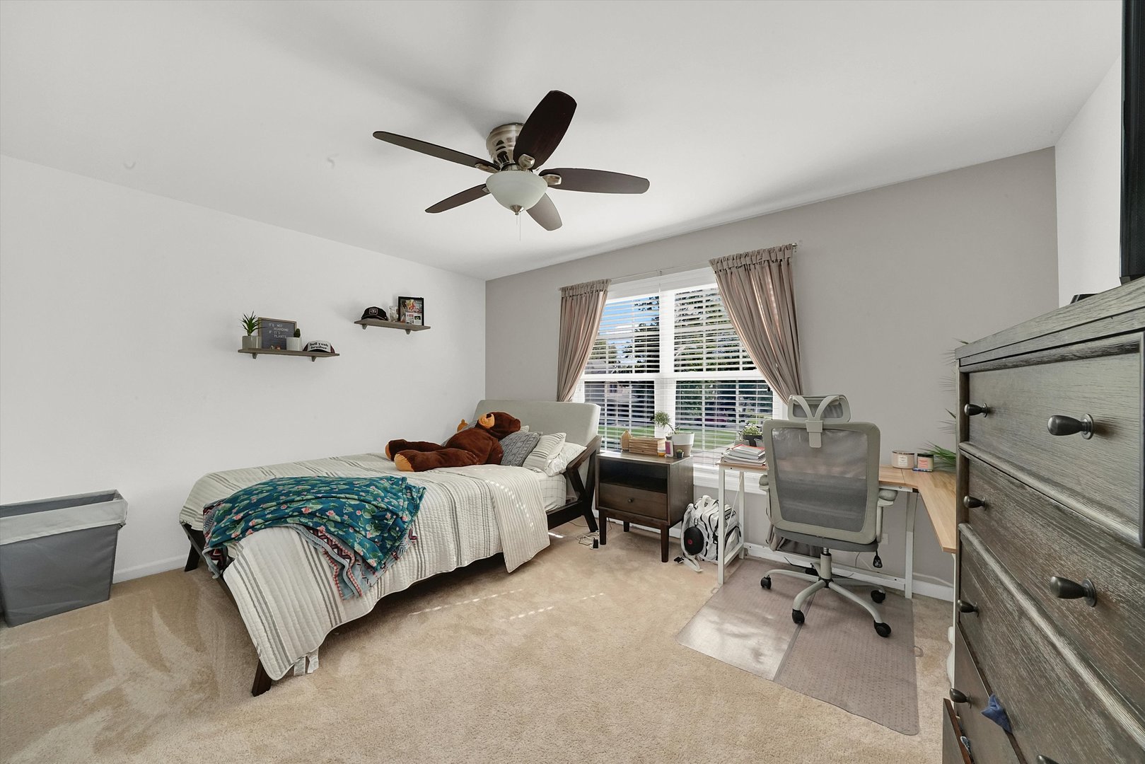 546 Caleb Road Braidwood, IL 60408 - Photo 23 of 34 a living room with furniture and a window