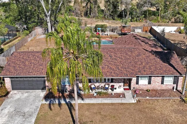 an outdoor space with lots of white furniture