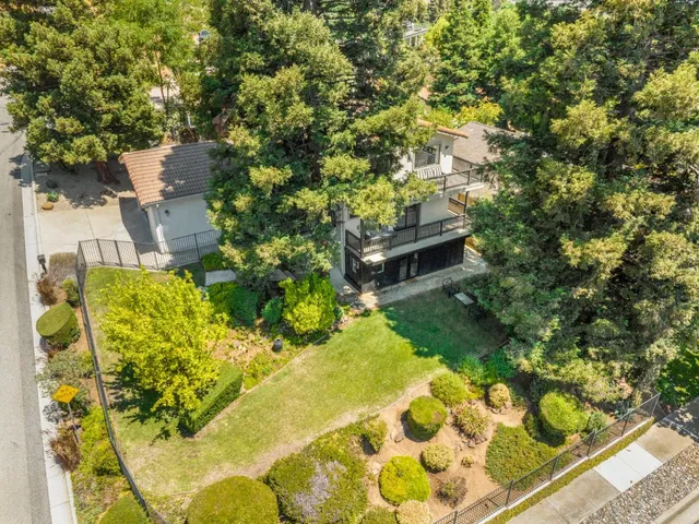 a view of a back yard of the house