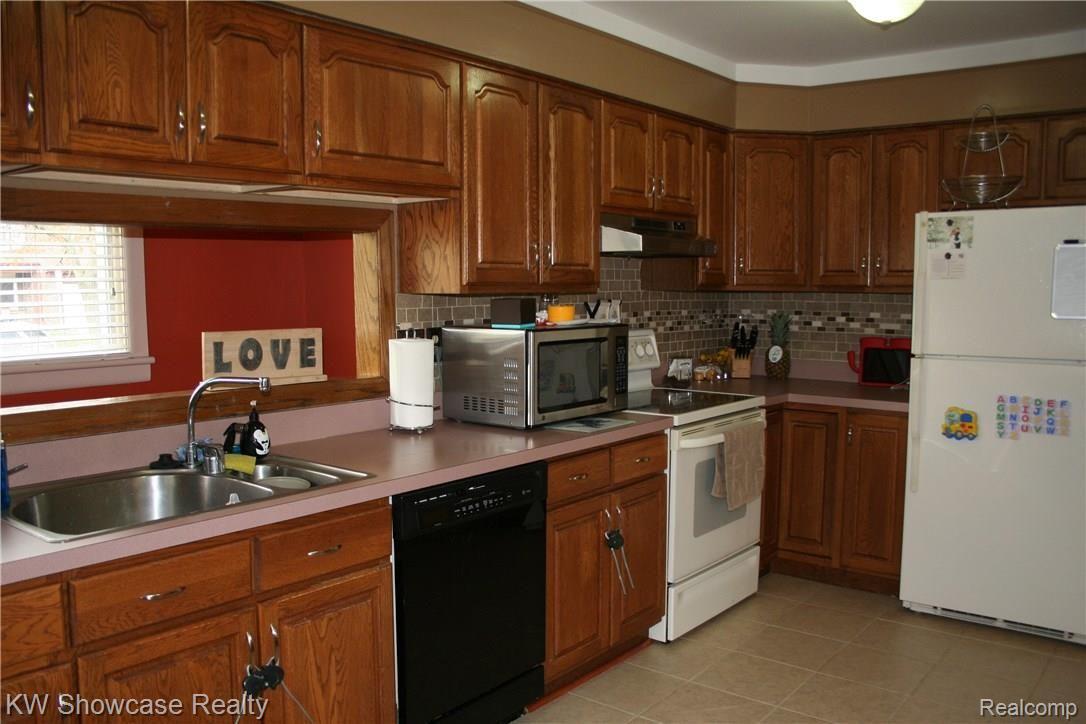 43824 Proctor Road Canton, MI 48188 - Photo 5 of 12 IMG_1023.JPG