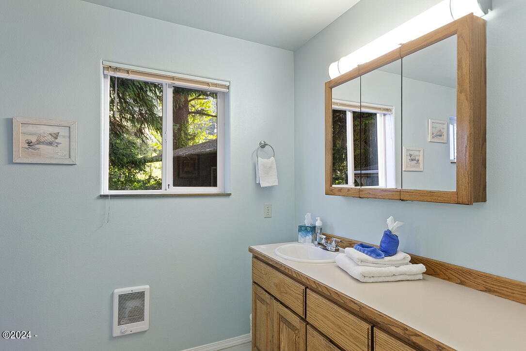 154 Shell Street Yachats, OR 97498 - Photo 18 of 57 Bathroom #2 off Bedroom #2