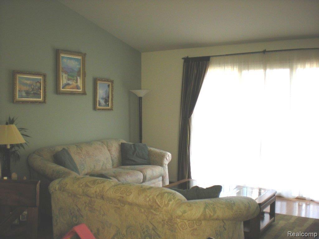 1661 Treeside Drive Rochester, MI 48307 - Photo 3 of 21 Living Rm
