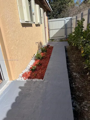 a view of a backyard