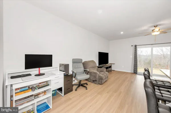 $276,900 | 31 Bloomsbury Street, Falling Waters, WV 25419