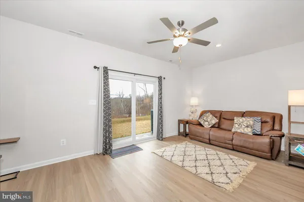 $276,900 | 31 Bloomsbury Street, Falling Waters, WV 25419