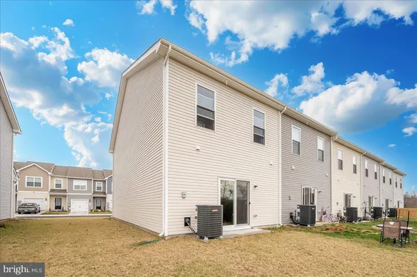 $276,900 | 31 Bloomsbury Street, Falling Waters, WV 25419