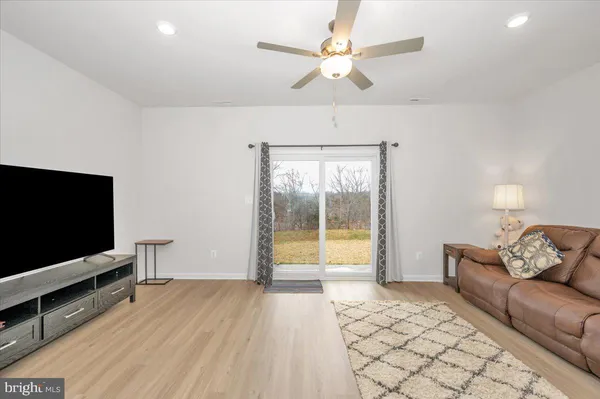 $276,900 | 31 Bloomsbury Street, Falling Waters, WV 25419