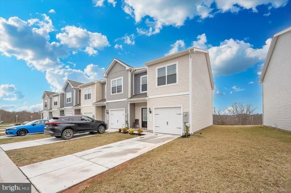 $276,900 | 31 Bloomsbury Street, Falling Waters, WV 25419