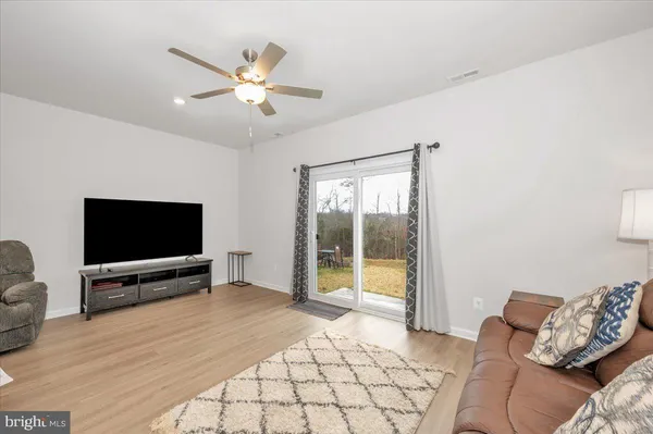 $276,900 | 31 Bloomsbury Street, Falling Waters, WV 25419