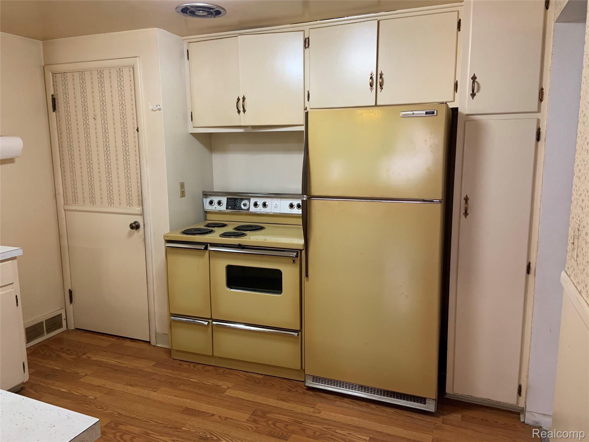 2408 Utley Road Flint, MI 48532 - Photo 10 of 33 IMG_2930.JPG