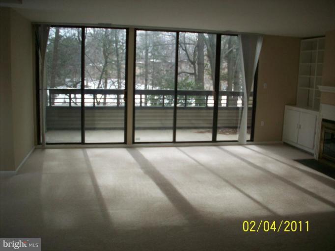 11609 Windbluff Court, Unit 9/009 Reston, VA 20191 - Photo 7 of 26 Living Room