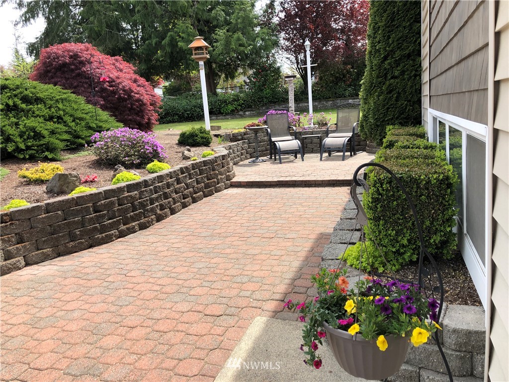 17645 122nd Place Southeast Renton, WA 98058 - Photo 2 of 25 Gallery Image 2