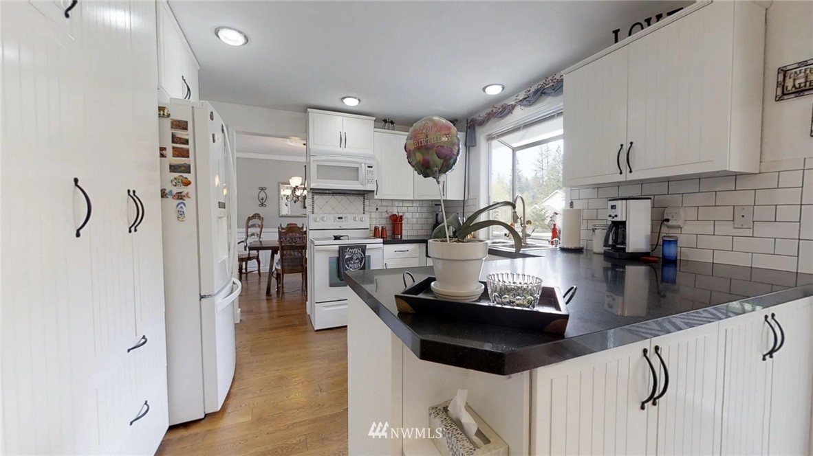 17645 122nd Place Southeast Renton, WA 98058 - Photo 5 of 25 Gallery Image 5
