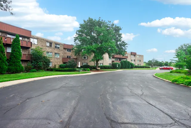 $1,985 | 2650 Brookwood Way Drive, Unit 201B, Rolling Meadows, IL 60008