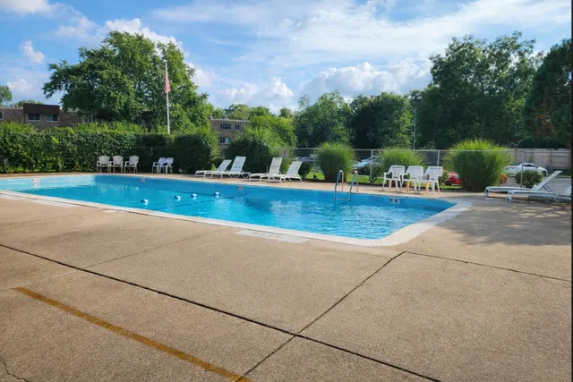 $1,985 | 2650 Brookwood Way Drive, Unit 201B, Rolling Meadows, IL 60008