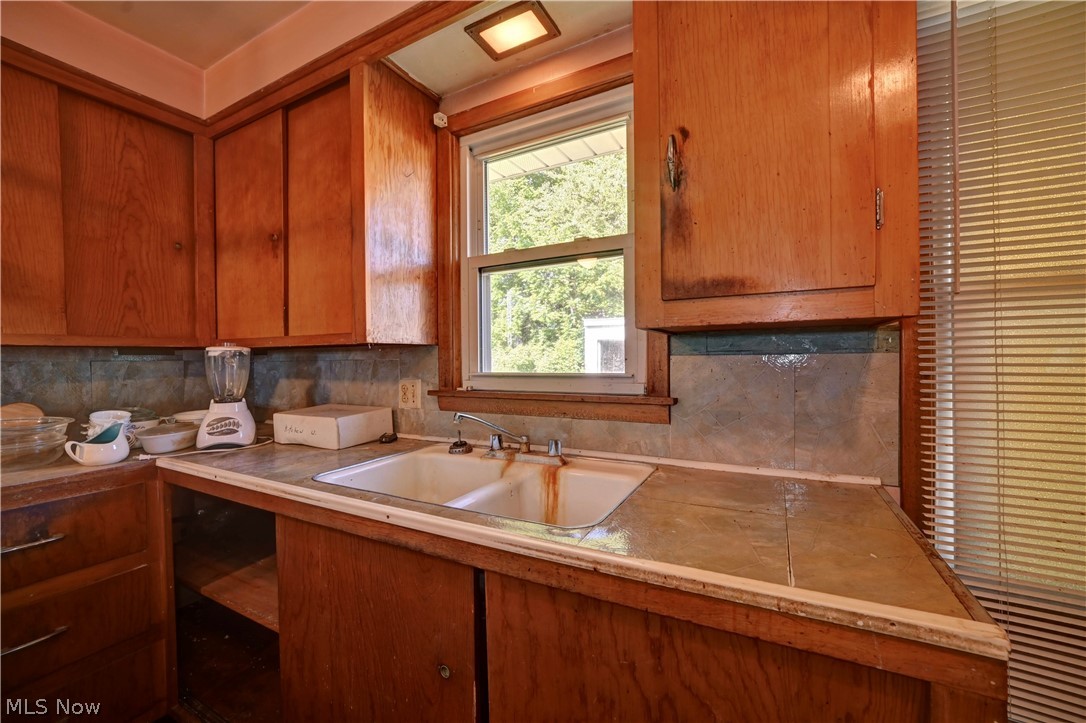 2123 Clearview Avenue Northwest Canton, OH 44708 - Photo 9 of 28