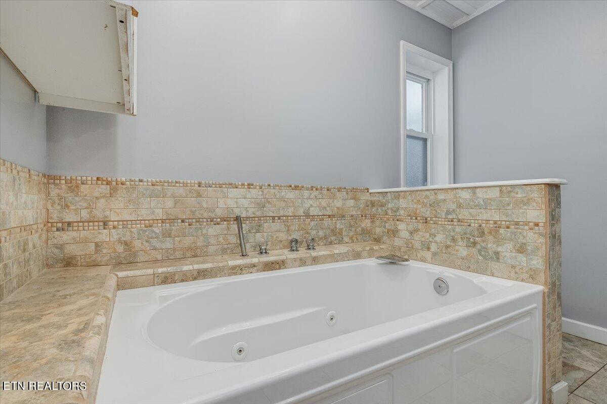 106 Venus Road Oak Ridge, TN 37830 - Photo 15 of 30 14-Bathroom 1