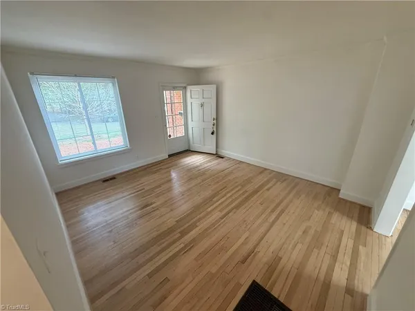 $1,195 | 2628 Greenbrier Road, Unit B, Winston-Salem, NC 27104