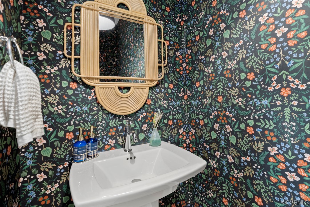 2542 Pagehurst Drive, Unit 8 Midlothian, VA 23113 - Photo 25 of 42 a bathroom with a sink and mirror