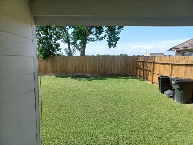 a view of a backyard